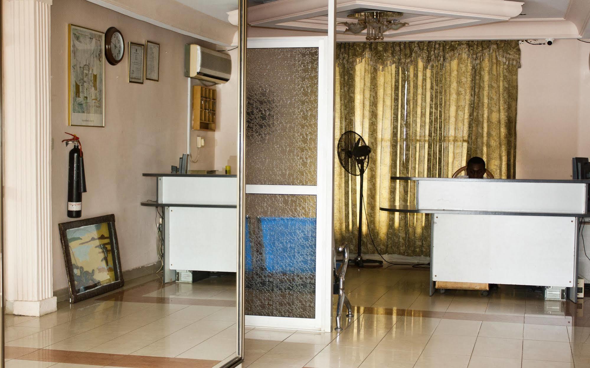East Legon Guest Lodge Madina Kültér fotó