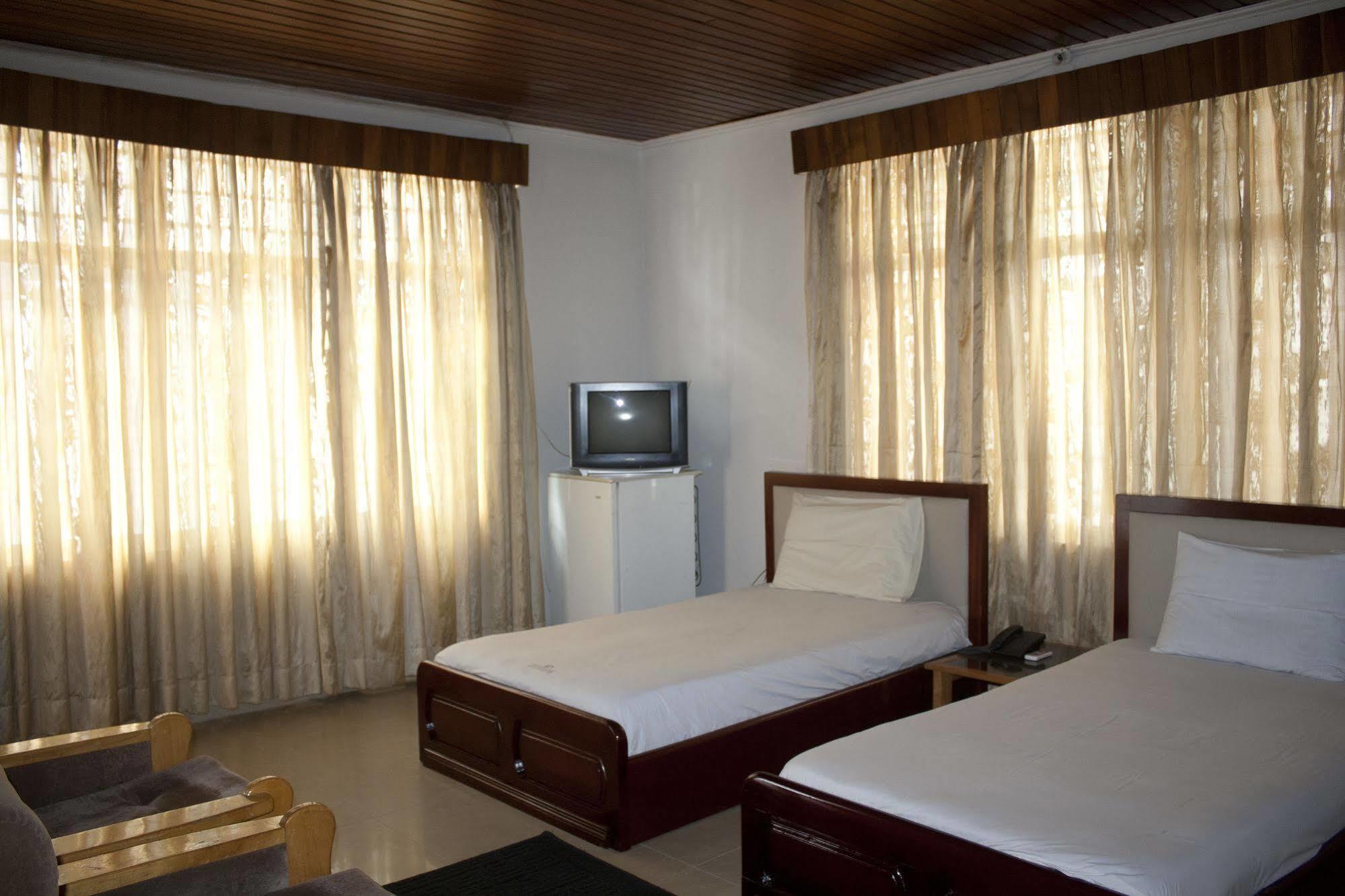 East Legon Guest Lodge Madina Kültér fotó