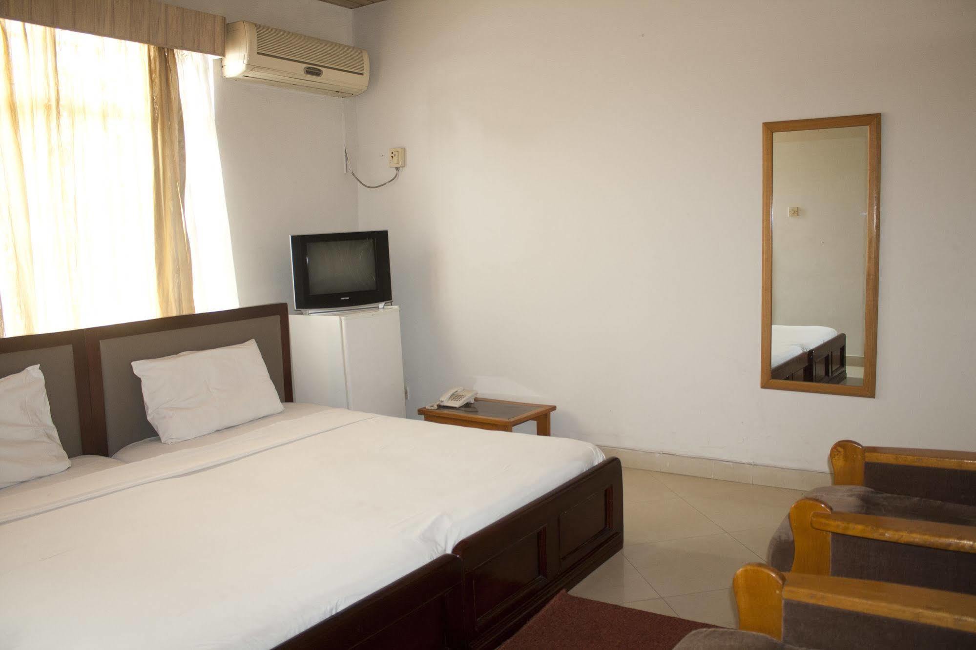 East Legon Guest Lodge Madina Kültér fotó