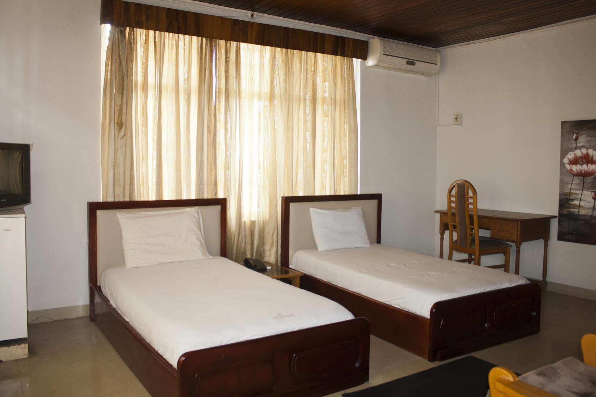 East Legon Guest Lodge Madina Kültér fotó